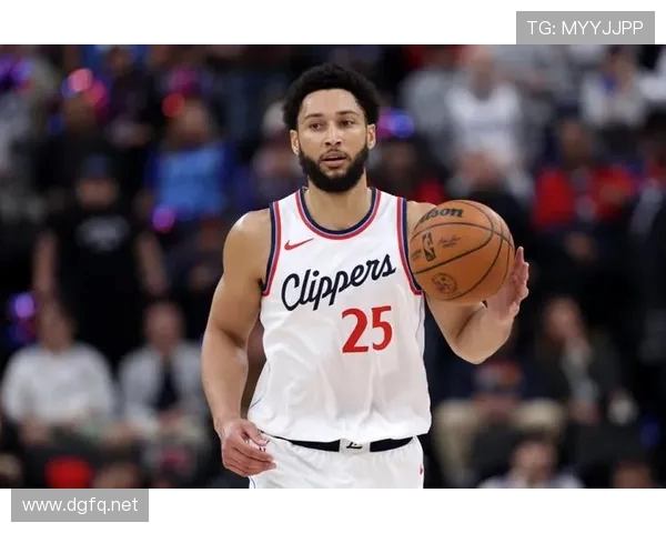 西蒙斯33分钟红牌风波下84%传球成功率成比赛焦点全场表现 西蒙斯33分钟红牌风波下84%传球成功率成比赛焦点全场表现